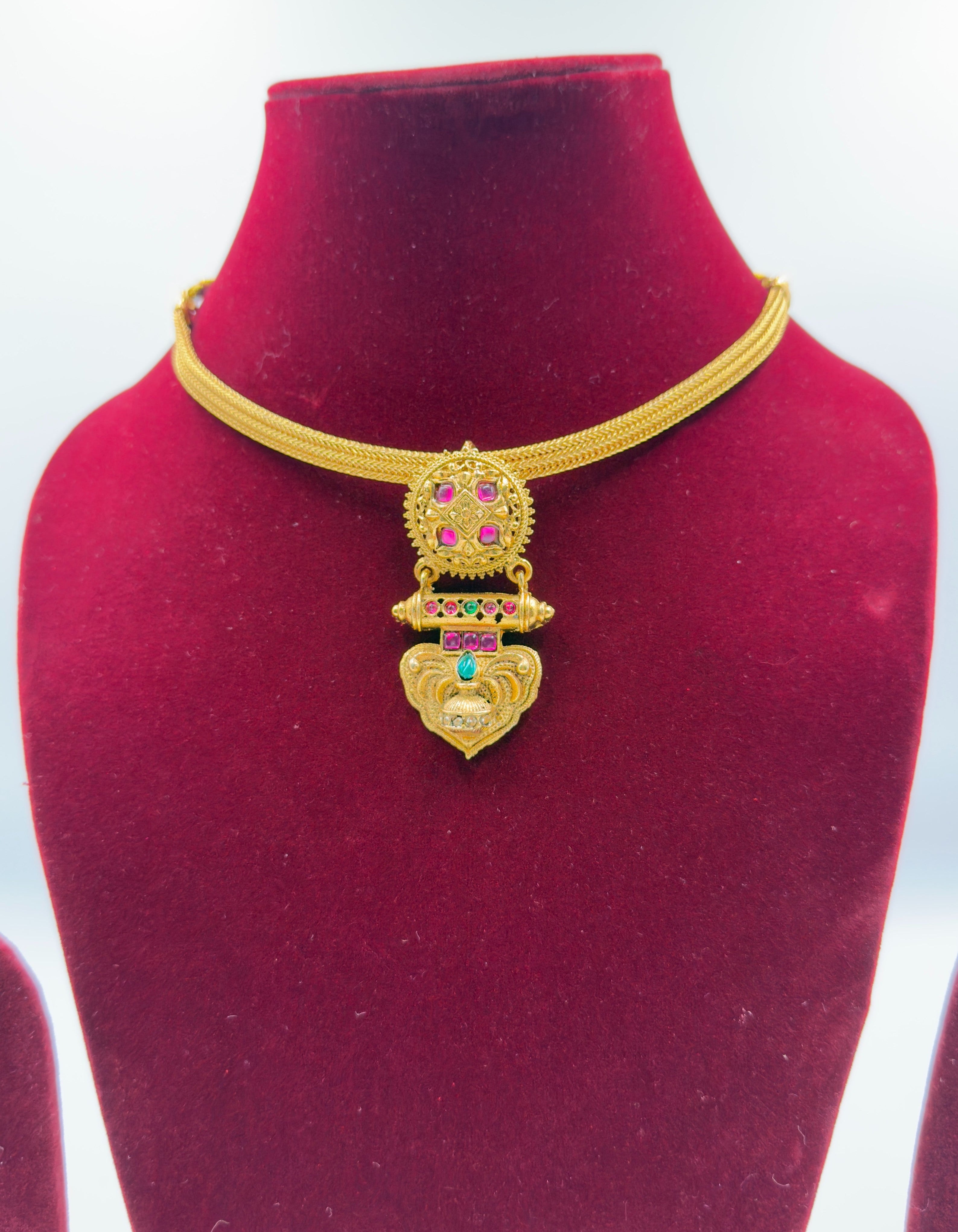 Anvika Antique Kemp Pendant Necklace Set
